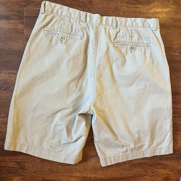 Men’s Roundtree & Yorke casuals khaki shorts Size 38 GUC Uniform Work - Picture 2 of 10